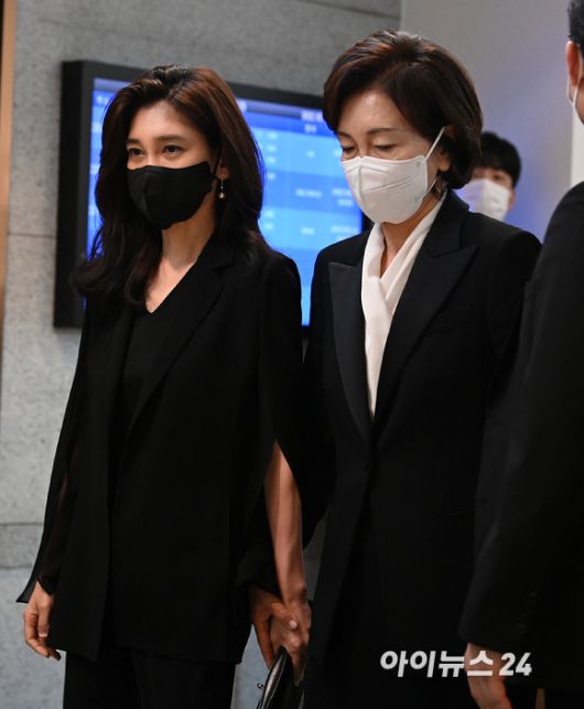 구자학 아워홈 명예회장이 향년 92세로 별세한 가운데 12일 빈소가 마련된 서울아산병원 장례식장에 이부진 호텔신라 사장과 홍라희 전 리움미술관장이 빈소로 향하고 있다. [사진=김성진 기자]