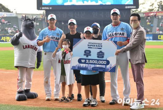 16일 오후 서울 잠실야구장에서 '2022 신한은행 SOL KBO 올스타전' 드림 올스타와 나눔 올스타의 경기가 열렸다. SSG 박성한과 서진용이 슈퍼레이스 우승을 차지한 후 기념촬영을 하고 있다. [사진=김성진 기자]