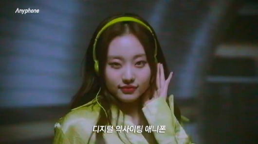 빌리(Billlie)가 삼성 '애니콜' 휴대폰 광고 패러디 영상 '애니폰'을 공개해 화제를 모으고 있다. [사진=빌리 '애니폰' 패러디 영상 캡쳐]