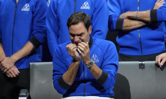 로저 페더러가 24일(한국시간) 열린 레이버컵 대회 복식에 라파엘 나달과 함께 출전했다. 페더러에겐 이날이 은퇴 경기가 됐다. 페더러가 경기를 마친 뒤 벤치에서 눈물을 흘리고 있다. [사진=뉴시스]