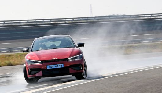 EV6-GT가 젖은노면을 주행하고 있다. [사진=기아]