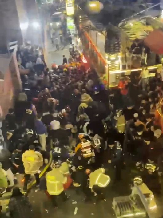 29일 서울 용산구 이태원 일대에서 대규모 압사 사고가 발생해 소방대원들이 현장을 수습하고 있다. 발생 시각과 피해 규모는 파악 중이며, 사고 신고일시는 오후 10시15분께로 파악됐다. 경찰에 따르면 이날 이태원에는 10만명 이상의 인파가 몰렸다. (사진=독자 제공) 2022.10.29. [사진=뉴시스]