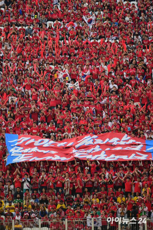 지난 2014 브라질월드컵 당시 H조 조별리그 3차전 대한민국과 벨기에의 경기 도중 붉은악마 응원단이 응원전을 펼치고 있다. [사진=정소희 기자]