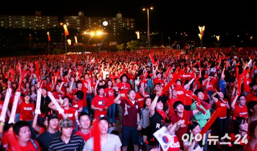 지난 2010 남아공월드컵' B조 3차전 한국-나이지리아전 도중 거리응원 장면. [사진=아이뉴스24 포토  DB]