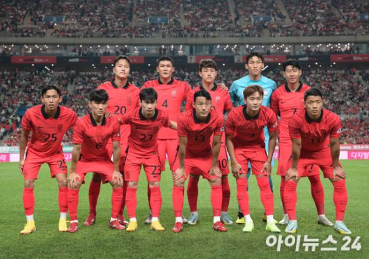 지난 9월27일 오후 서울월드컵경기장에서 열린 대한민국과 카메룬 축구 국가대표팀의 친선경기가 펼쳐졌다. 한국 선발 선수들이 기념사진을 촬영하고 있다. [사진=정소희 기자]