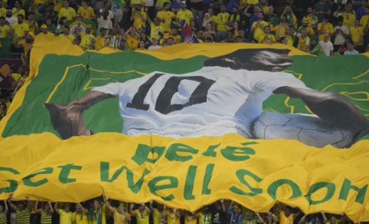 한국과 브라질의 2022 카타르월드컵 16강전이 열린 카타르 도하 스타디움 974 관중석에서 투병 중인 '축구황제' 펠레의 회복을 기원하는 대형 현수막이 펼쳐졌다. [사진=뉴시스]