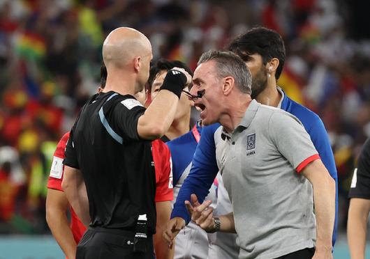 28일(현지시간) 카타르 알라이얀 에듀케이션 시티 스타디움에서 열린 2022 카타르 월드컵 H조 2차전 대한민국과 가나의 경기, 2대 3으로 패한 뒤 파울루 벤투 감독이 주심에게 항의하고 있다. [사진=뉴시스]