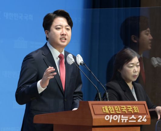 이준석 전 국민의힘 대표가 3일 서울 여의도 국회에서 기자회견을 열고 3·8 전당대회에 출마한 이른바 '천아용인' 막판 지지를 호소하고 있다. [사진=정소희 기자]