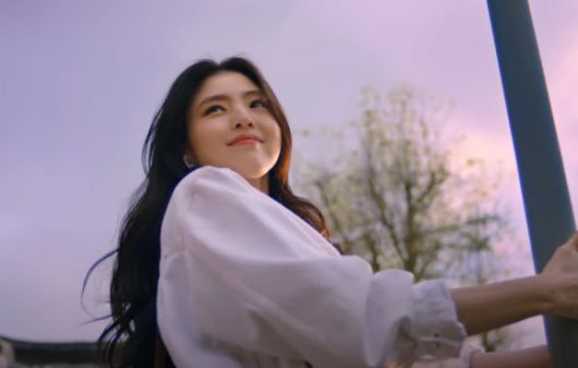 배우 한소희가 소주 '처음처럼'의 새로운 모델로 발탁됐다. [사진=롯데칠성 주류 유튜브]