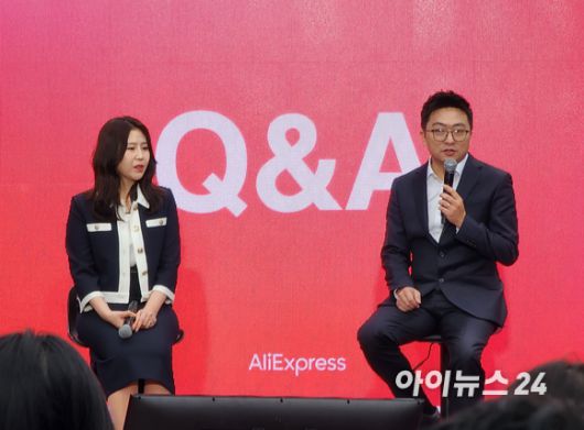 한송이 알리익스프레스 한국 마케팅 리드(왼쪽)와 레이장(Ray Zhang) 알리익스프레스 한국 대표가 질문에 답하고 있다. [사진=구서윤 기자]