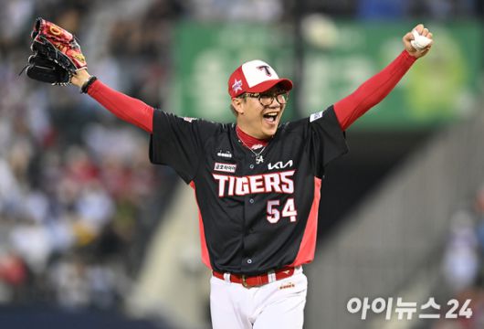 16일 오후 서울 잠실야구장에서 '2022 신한은행 SOL KBO 올스타전' 드림 올스타와 나눔 올스타의 경기가 열렸다. 나눔 올스타 선발 양현종이 1회말 2사 3루 드림 올스타 박병호의 안타성 타구를 호수비 처리한 중견수 이정후를 향해 환호하고 있다. [사진=김성진 기자]