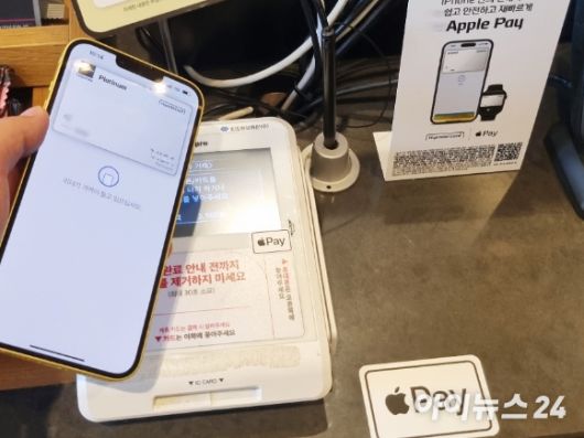 아이폰14 플러스 옐로 모델로 애플페이 결제를 하는 모습. [사진=서민지 기]