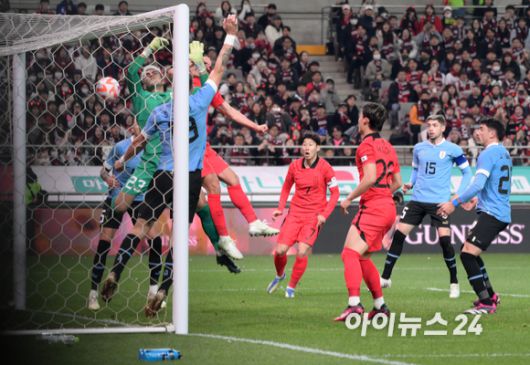 28일 오후 서울월드컵경기장에서 축구 국가대표 대한민국 대 우루과이의 평가전이 열렸다. 후반 한국 김영권이 헤더골을 성공시키고 있다. 그러나 이후 우루과이 골키퍼와 충돌하며 VAR 결과 공격자 반칙으로 노골로 선언됐다. [사진=정소희 기자]