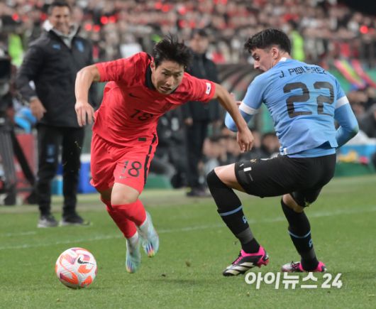 28일 오후 서울월드컵경기장에서 축구 국가대표 대한민국 대 우루과이의 평가전이 열렸다. 전반 한국 이강인이 경기에 임하고 있다. [사진=정소희 기자]