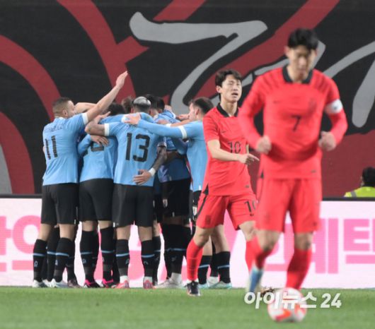 28일 오후 서울월드컵경기장에서 축구 국가대표 대한민국 대 우루과이의 평가전이 열렸다. 전반 우루과이 세바스티안 코아테스가 선제골을 넣고 동료들과 기뻐하고 있다. [사진=정소희 기자]