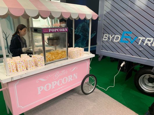 국내 상용차 최초로 전기차의 전력 에너지를 외부로 보내는 V2L(Vehicle to Load) 기능을 탑재한 'T4K' [사진=김종성 기자]