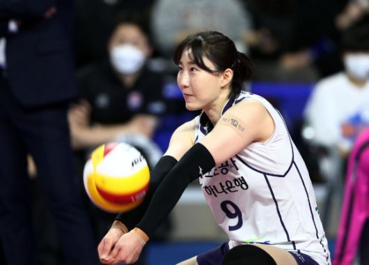 한국도로공사 박정아가 지난 1월 17일 열린 IBK기업은행과 4라운드 원정 경기 도중 리시브를 시도하고 있다. [사진=발리볼코리아닷컴]
