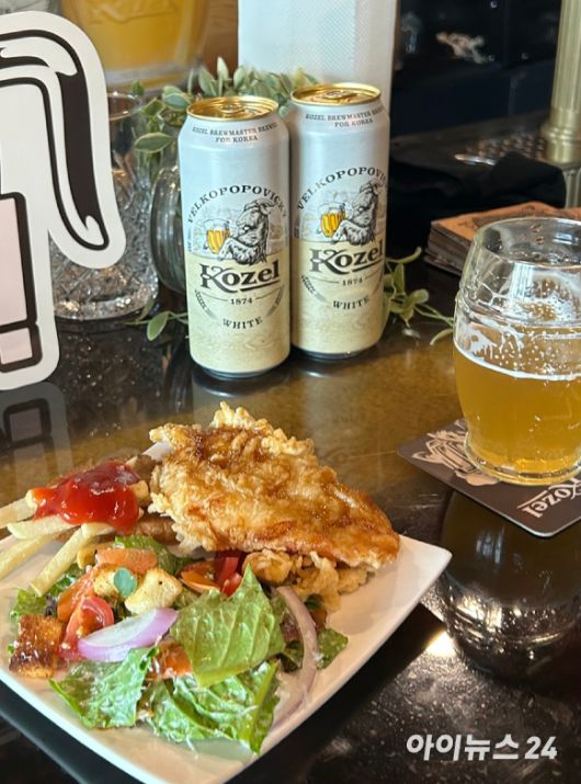 체코의 유명 맥주 브랜드 코젤이 13일 서울 용산 이태원에서 열린 미디어 간담회에서 신제품 출시 기념 테이스팅·푸드 페어링을 진행하고 있다. [사진=백소연 기자]