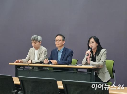 1일 열린 IPTV 플랫폼 설계기술 스터디에서 왼쪽부터 오형석 LG유플러스 PM, 장재용 LG유플러스 MSA서비스개발Lab(랩)장, 서선애 LG유플러스 연구위원이 취재진과 Q&A를 진행하고 있는 모습. [사진=안세준 기자]