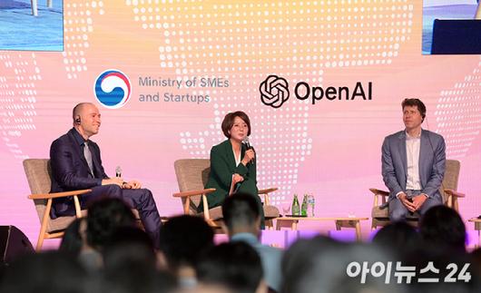 이영 중소벤처기업부장관이 9일 오전 서울 여의도 63스퀘어에서 진행된 K-Startups meet OpenAI 행사에서 샘 알트만 오픈AI 최고경영자(오른쪽), 그렉 브록먼 오픈AI 공동창업자와 대담을 갖고 있다. [사진=정소희 기자]