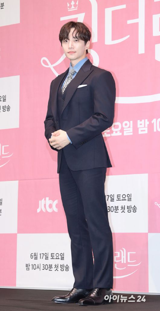 '두근두근 슈트핏' 배우 이준호가 15일 오후 서울 구로구 신도림동 라마다서울신도림호텔에서 열린 JTBC 새 토일드라마 '킹더랜드' 제작발표회에 참석하고 있다. [사진=정소희 기자]