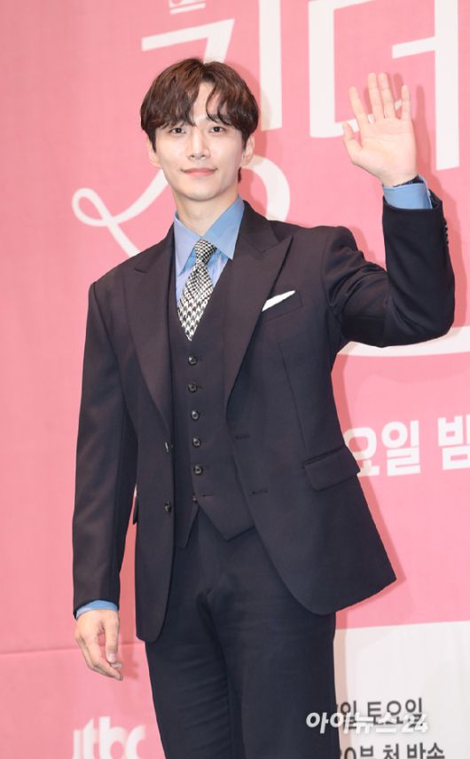 '여심 흔드는 매력' 배우 이준호가 15일 오후 서울 구로구 신도림동 라마다서울신도림호텔에서 열린 JTBC 새 토일드라마 '킹더랜드' 제작발표회에 참석하고 있다. [사진=정소희 기자]