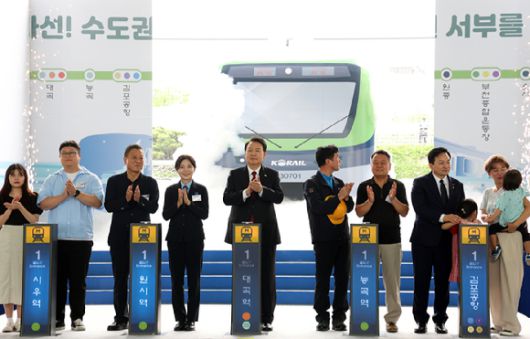 윤석열 대통령이 30일 경기도 고양 어울림누리 별무리경기장에서 열린 대곡-소사 복선전철 개통 기념식에서 개통 기념 세리머니를 하고 있다. (대통령실통신사진기자단) 2023.06.30. [사진=뉴시스]