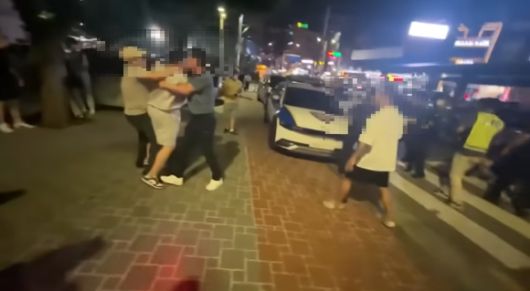 전 종합격투기 선수 출신 유튜버가 주차 문제로 시비가 붙은 수원 폭력 조직과의 결투를 예고한 후 실제로 충돌이 벌어져 화제가 됐다.  [사진=유튜브 '고영웅 TV' 캡처]