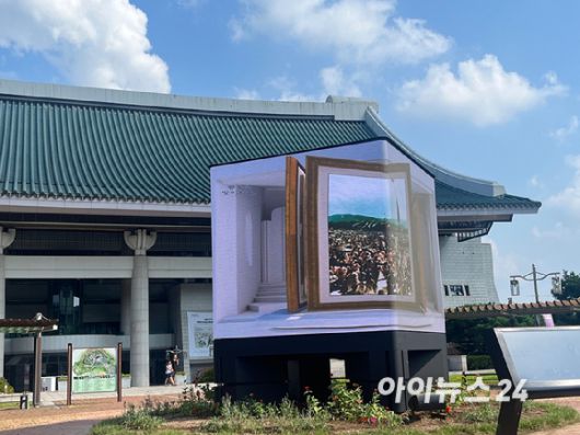 충청남도 천안시에 위치한 독립기념관 야외 3·1문화마당 LED 큐브 조형물에서 영상이 흘러나오고 있다. [사진=박소희 기자]