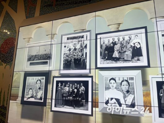 SK텔레콤의 미디어 AI 기술 '슈퍼노바'를 활용해 독립기념관 7관 체험관에 마련된 '마법사진관'내 모습. 앞쪽 큰 화면에 결과물이 출력된다. [사진=박소희 기자]