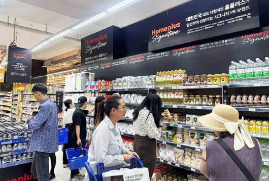 몽골 서클 그룹이 운영하는 오르길 매장에서 소비자들이 홈플러스 PB 상품을 살펴보고 있다. [사진=홈플러스]