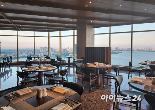 'L7 바이 롯데 웨스트레이크 하노이' 21층에 위치한 레스토랑 '레이어드. [사진=구서윤 기자]