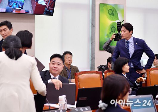 한준호 더불어민주당 의원(오른쪽)이 5일 오전 서울 여의도 국회에서 열린 김행 여성가족부 장관 인사청문회에서 정경희 국회 여성가족위원회 국민의힘 간사와 언쟁을 벌이고 있다. [사진=곽영래 기자]