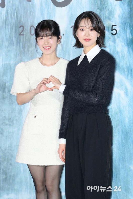 '러블리 투샷' 배우 박혜수와 김시은이 10일 오후 서울 CGV 용산아이파크몰에서 열린 영화 '너와 나'(감독 조현철) 언론시사회에 참석하고 있다. [사진=정소희 기자]