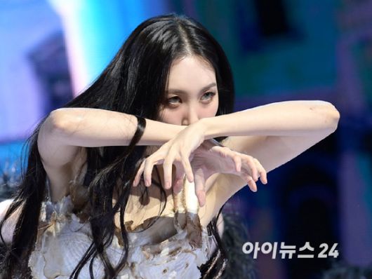 '강렬한 분위기' 가수 선미가 17일 오후 서울 용산구 한남동 블루스퀘어에서 열린 새 싱글 앨범 '스트레인저(STRANGER)' 발매 기념 쇼케이스에서 '스트레인저' 무대를 선보이고 있다. [사진=정소희 기자]