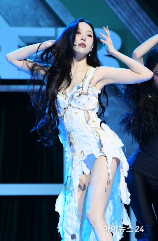 '낯선 선미의 매력' 가수 선미가 17일 오후 서울 용산구 한남동 블루스퀘어에서 열린 새 싱글 앨범 '스트레인저(STRANGER)' 발매 기념 쇼케이스에서 '스트레인저' 무대를 선보이고 있다. [사진=정소희 기자]