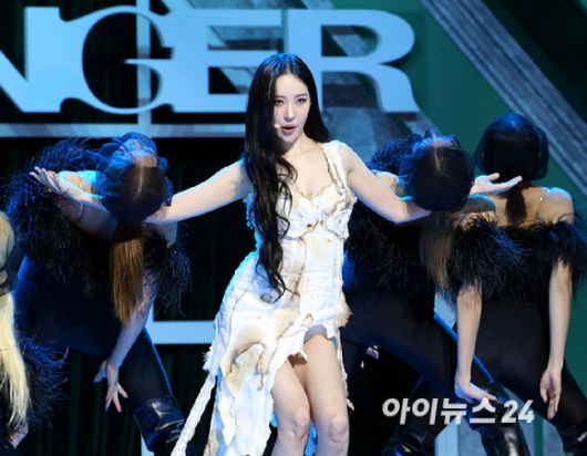 '역시 선미팝' 가수 선미가 17일 오후 서울 용산구 한남동 블루스퀘어에서 열린 새 싱글 앨범 '스트레인저(STRANGER)' 발매 기념 쇼케이스에서 '스트레인저' 무대를 선보이고 있다. [사진=정소희 기자]