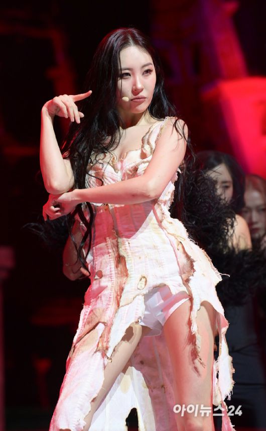 '불 태우고 커피 부어 만든 색다른 패션' 가수 선미가 17일 오후 서울 용산구 한남동 블루스퀘어에서 열린 새 싱글 앨범 '스트레인저(STRANGER)' 발매 기념 쇼케이스에서 '스트레인저' 무대를 선보이고 있다. [사진=정소희 기자]