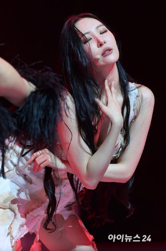 '끈적한 엔딩' 가수 선미가 17일 오후 서울 용산구 한남동 블루스퀘어에서 열린 새 싱글 앨범 '스트레인저(STRANGER)' 발매 기념 쇼케이스에서 '스트레인저' 무대를 선보이고 있다. [사진=정소희 기자]