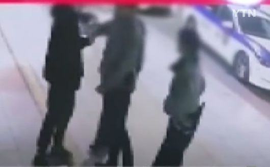 지난달 공무집행방해로 체포된 외국인은 경찰이 자신을 발로 차고, 전기충격기(테이저건)를 쓰는 등 과잉 진압했다고 호소하고 있다. 사진은 체포 당시 경찰이 A씨를 밀치는 장면. [사진=YTN]