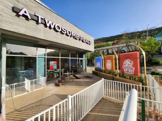 투썸플레이스 펫 프렌들리 매장 대구수성못점 외관 전경. [사진=투썸플레이스]