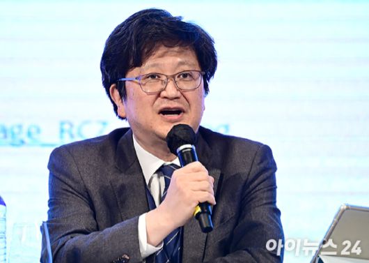 '챗GPT' 등장과 함께 AI 시대가 성큼 다가온 가운데 관련 산업의 현재와 미래를 살펴볼 수 있는 '아이포럼 2023'이 '초거대 AI 시대, 대한민국의 미래'라는 주제로 6일 서울 용산구 드래곤시티 호텔 3층 한라홀에서 열렸다. 고상원 정보통신정책연구원(KISDI) 선임연구위원이 좌담회를 진행하고 있다. [사진=곽영래 기자]