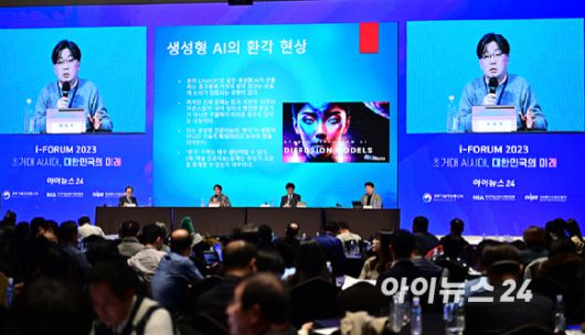 '챗GPT' 등장과 함께 AI 시대가 성큼 다가온 가운데 관련 산업의 현재와 미래를 살펴볼 수 있는 '아이포럼 2023'이 '초거대 AI 시대, 대한민국의 미래'라는 주제로 6일 서울 용산구 드래곤시티 호텔 3층 한라홀에서 열렸다. (좌측부터) 좌장을 맡은 김준경 KDI 국제정책대학원 명예교수 겸 전 한국개발연구원(KDI) 원장, 이상욱 유네스코 세계과학윤리위원회 부위원장 겸 한양대학교 철학과 교수, 고상원 정보통신정책연구원(KISDI) 선임연구위원, 김준범 네이버클라우드 상무가 좌담회를 진행하고 있다. [사진=곽영래 기자]