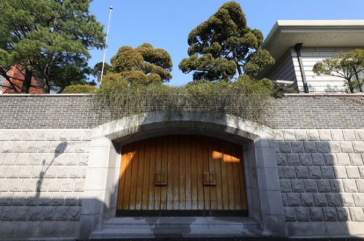 지난 2021년 11월 전두황 전 대통령의 사망 이후 그의 유해는 서울시 서대문구 연희동 자택에 지금까지 약 2년간 임시 안장 중이다. 위 사진은 연희동 자택. [사진=뉴시스]