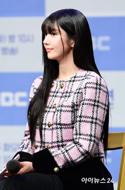 '인형 같은 모습' 가수 권은비가 5일 오후 서울 마포구 상암동 MBC 골든마우스홀에서 열린 MBC 새 예능프로그램 '솔로동창회 학연' 제작발표회에 참석하고 있다. [사진=정소희 기자]