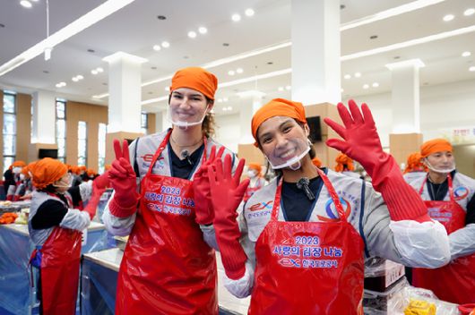 한국도로공사 배구단은 지난 5일 연고지 김천시 취약 계층 지원을 위한 '2023 사랑의 김장 나눔' 행사를 진행했다. 배구단 소속 선수인 부키리치(왼쪽)와 타나차가 행사를 마친 뒤 기념촬영을 하고 있다. [사진=한국도로공사 배구단]