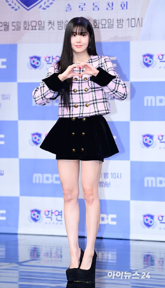 '여신의 하트' 가수 권은비가 5일 오후 서울 마포구 상암동 MBC 골든마우스홀에서 열린 MBC 새 예능프로그램 '솔로동창회 학연' 제작발표회에 참석하고 있다. [사진=정소희 기자]