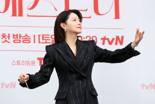 배우 이영애가 6일 오전 서울 구로구 라마다 서울 신도림 호텔에서 열린 tvN 새 토일드라마 '마에스트라' 제작발표회에서 포즈를 취하고 있다. [사진=뉴시스]