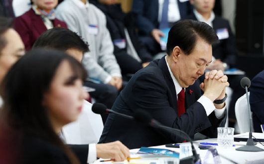 윤석열 대통령이 6일 부산 동구 부산항국제전시컨벤션센터에서 열린 '부산시민의 꿈과 도전' 격려 간담회에서 잠시 생각에 잠겨 있다. 2023.12.06. [사진=뉴시스]