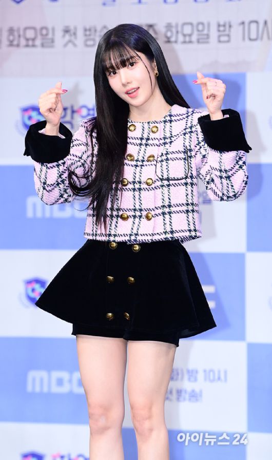 '비결은 극단적으로 작은 얼굴' 가수 권은비가 5일 오후 서울 마포구 상암동 MBC 골든마우스홀에서 열린 MBC 새 예능프로그램 '솔로동창회 학연' 제작발표회에 참석하고 있다. [사진=정소희 기자]